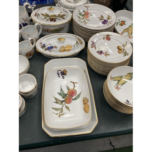 87 - A LARGE COLLECTION OF ROYAL WORCESTER EVESHAM DINNERWARE TO INCLUDE LIDDED SERVING DISHES, PLATES, B... 