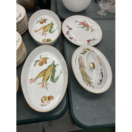 87 - A LARGE COLLECTION OF ROYAL WORCESTER EVESHAM DINNERWARE TO INCLUDE LIDDED SERVING DISHES, PLATES, B... 