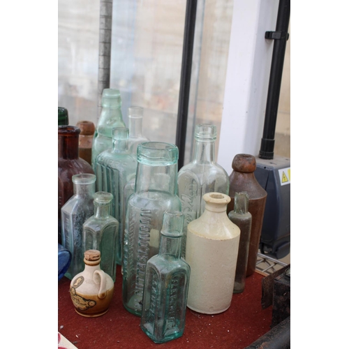 1617 - AN ASSORTMENT OF VINTAGE GLASS MEDICINE BOTTLES TO INCLUDE SOME BEARING NAMES