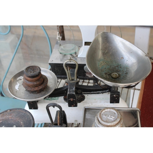 1622 - AN ASSORTMENT OF VINTAGE SCALES AND WEIGHTS TO INCLUDE AVERY ETC