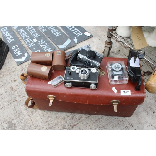 1627 - AN ASSORTMENT OF PHOTOGRAPHY EQUIPMENT TO INCLUDE A ROLLEI CAMERA AND AN ARGUS CAMERA ETC