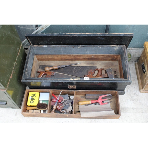 1639 - A VINTAGE PINE TOOL CHEST WITH AN ASSORTMENT OF VINTAGE TOOLS TO INCLUDE SCREW DRIVERS, SAWS AND SNI... 