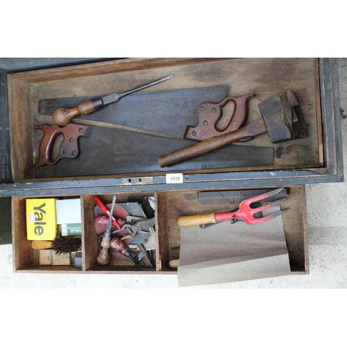 1639 - A VINTAGE PINE TOOL CHEST WITH AN ASSORTMENT OF VINTAGE TOOLS TO INCLUDE SCREW DRIVERS, SAWS AND SNI... 