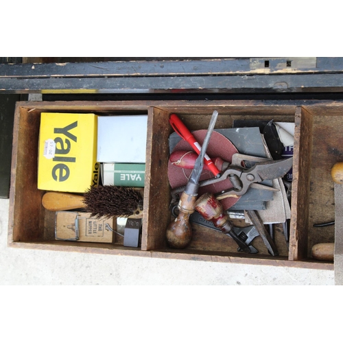 1639 - A VINTAGE PINE TOOL CHEST WITH AN ASSORTMENT OF VINTAGE TOOLS TO INCLUDE SCREW DRIVERS, SAWS AND SNI... 