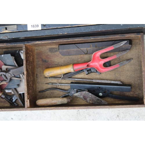 1639 - A VINTAGE PINE TOOL CHEST WITH AN ASSORTMENT OF VINTAGE TOOLS TO INCLUDE SCREW DRIVERS, SAWS AND SNI... 