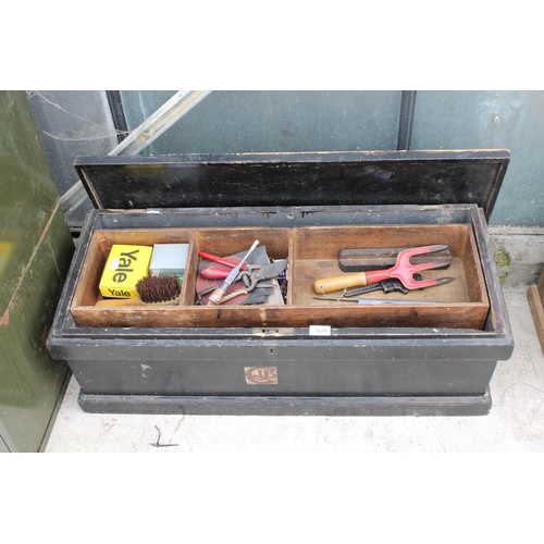 1639 - A VINTAGE PINE TOOL CHEST WITH AN ASSORTMENT OF VINTAGE TOOLS TO INCLUDE SCREW DRIVERS, SAWS AND SNI... 