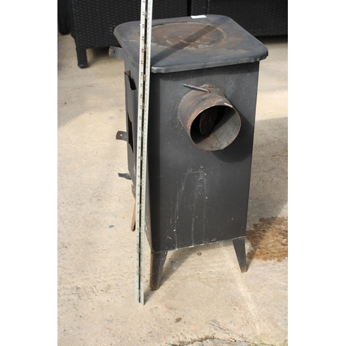 1643 - A VINTAGE CAST IRON STOVE