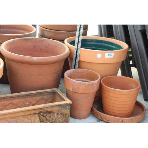 1660 - AN ASSORTMENT OF VARIOUS SIZED TERRACOTTA GARDEN POTS AND A TROUGH