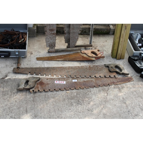 1666 - AN ASSORTMENT OF VARIOUS VINTAGE SAWS TO INCLUDE CROSS CUT SAWS ETC