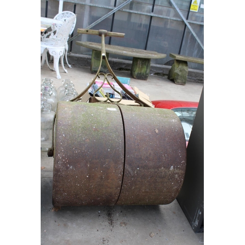 1757 - A LARGE VINTAGE CAST IRON GARDEN ROLLER