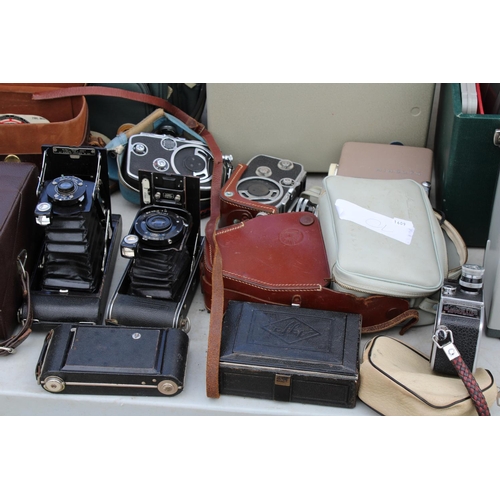 1797 - AN ASSORTMENT OF PHOTOGRAPHY EQUIPMENT TO INCLUDE MINOLTA CAMERA, PROJECTORS AND A ZEISS COCARETTE C... 