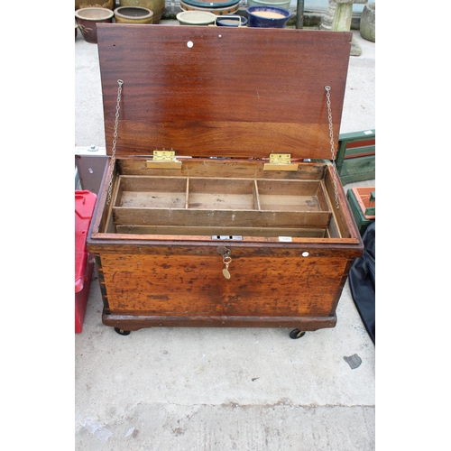 1809 - A VINTAGE WOODEN TOOL CHEST WITH FOUR WHEELS TO THE BASE