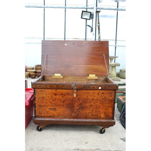 1809 - A VINTAGE WOODEN TOOL CHEST WITH FOUR WHEELS TO THE BASE