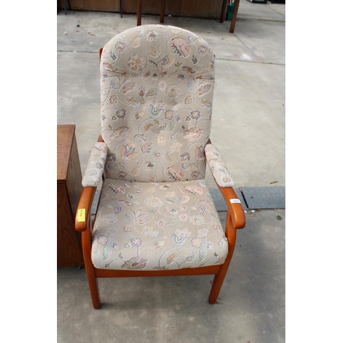 2842 - A MODERN FLORAL UPHOLSTERED FIRESIDE CHAIR