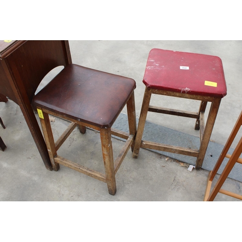 2847 - A PAIR OF 1950'S KITCHEN STOOLS