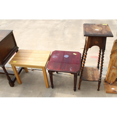 2851 - AN EARLY 20TH CENTURY OAK JARDINIER STAND ON BARLEY-TWIST LEGS AND TWO SMALL LAMP TABLES