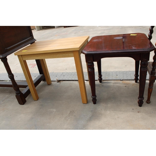 2851 - AN EARLY 20TH CENTURY OAK JARDINIER STAND ON BARLEY-TWIST LEGS AND TWO SMALL LAMP TABLES