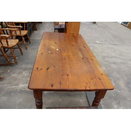 2870 - A VICTORIAN STYLE PINE KITCHEN TABLE ON TURNED LEGS, 72