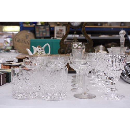 294 - A COLLECTION OF GLASSWARE TO INCLUDE WINE GLASSES, COCKTAIL GLASSES, TUMBLERS ETC