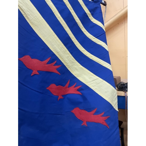 472 - A LARGE HERALDIC BANNER, 135 X 57CM