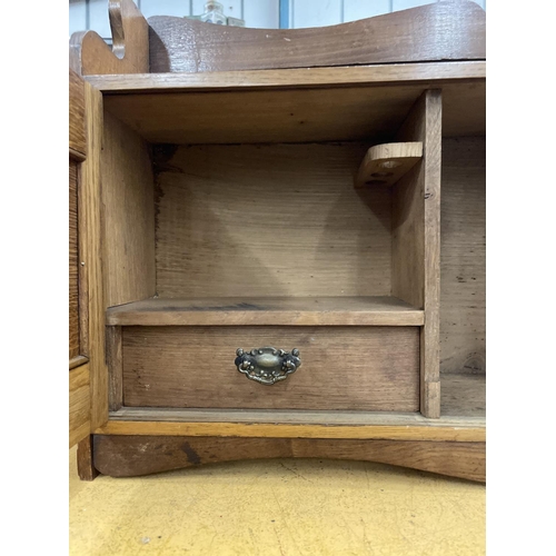 74 - AN EDWARDIAN OAK SMOKERS CABINET DEPICTING WILLIAM SHAKESPEARE WITH THREE SECTIONS. RIGHT HAND DOOR ... 