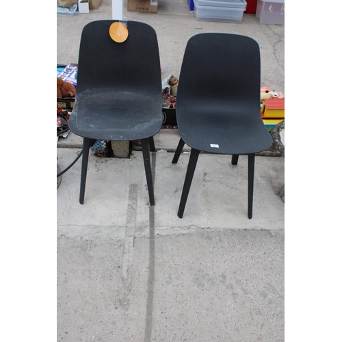 1920 - A PAIR OF MOULDED PLASTIC DINING CHAIRS