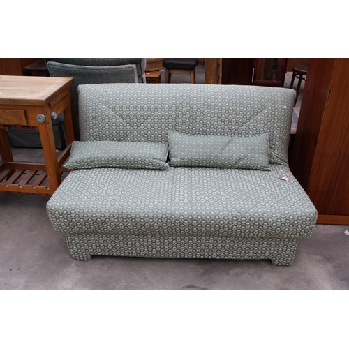 2920 - A MODERN GREEN FLORAL BED SETTEE