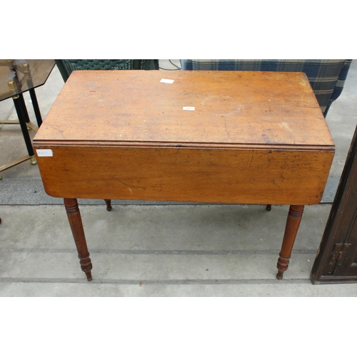 2933 - A VICTORIAN MAHOGANY PEMBROKE TABLE WITH SINGLE DRAWER ON TURNED LEGS