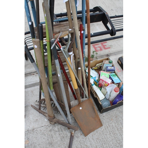 1911 - AN ASSORTMENT OF GARDEN TOOLS TO INCLUDE SHOVELS, SPADES AND A STEP LADDER ETC