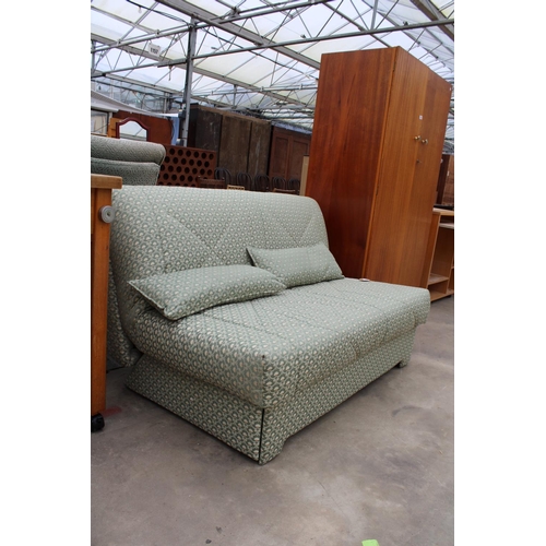 2920 - A MODERN GREEN FLORAL BED SETTEE