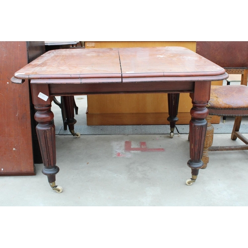 2929 - A VICTORIAN MAHOGANY WIND-OUT DINING TABLE ON TURNED AND FLUTED LEGS, 43