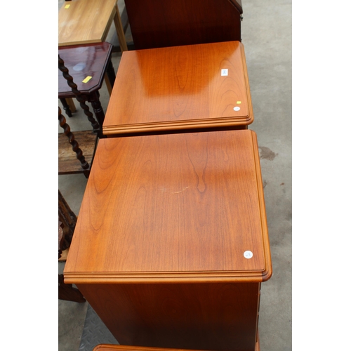 2943 - A PAIR OF YOUNGER FURNITURE BEDSIDE CHESTS OF 3 DRAWERS ON BRACKET FEET