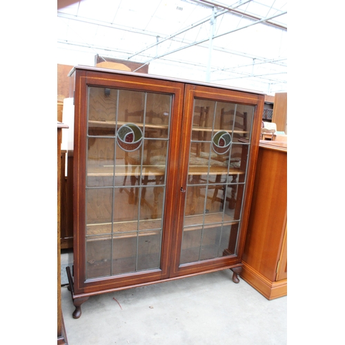 2948 - AN EDWARDIAN MAHOGANY AND INLAID 2 DOOR BOOKCASE WITH COLOURED GLASS, AND LEADED DOORS ON CABRIOLE L... 