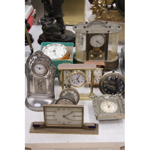 253 - A QUANTITY OF VINTAGE CLOCKS