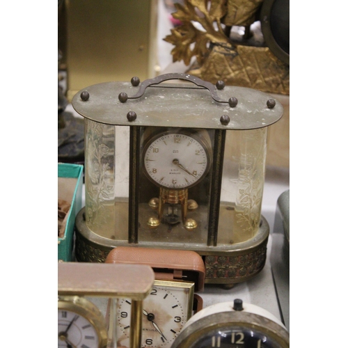 253 - A QUANTITY OF VINTAGE CLOCKS