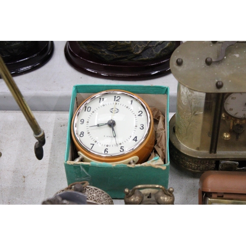 253 - A QUANTITY OF VINTAGE CLOCKS