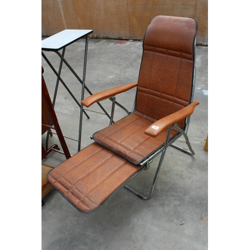 2969 - A RETRO TUBULAR CHROME AND FAUX LEATHER LOUNGER