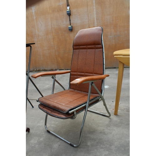 2969 - A RETRO TUBULAR CHROME AND FAUX LEATHER LOUNGER