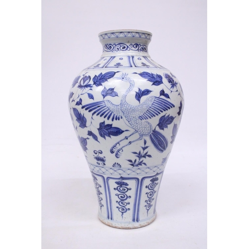 302 - A LARGE CHINESE MING STYLE BLUE AND WHITE POTTERY MEIPING VASE DECORATED WITH CRANES IN FLIGHT - 43C... 