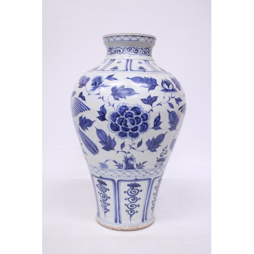 302 - A LARGE CHINESE MING STYLE BLUE AND WHITE POTTERY MEIPING VASE DECORATED WITH CRANES IN FLIGHT - 43C... 