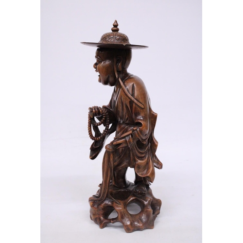 321 - A VINTAGE ORIENTAL ROOTWOOD CARVING OF A HOLYMAN WEARING A TYPICAL COOLIE HAT WITH TEETH (DETACHABLE... 