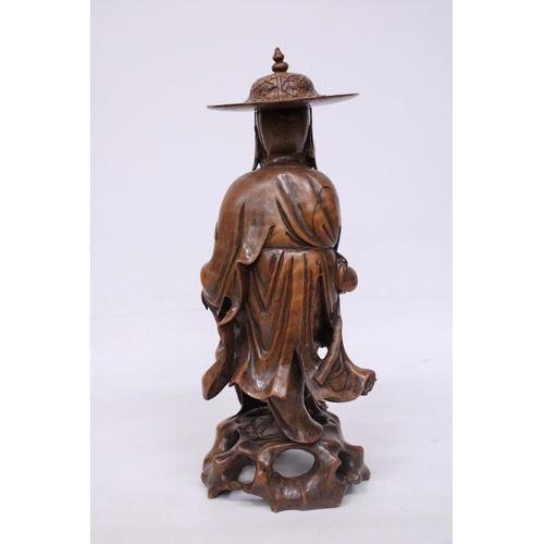 321 - A VINTAGE ORIENTAL ROOTWOOD CARVING OF A HOLYMAN WEARING A TYPICAL COOLIE HAT WITH TEETH (DETACHABLE... 