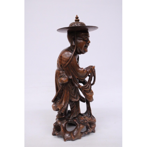 321 - A VINTAGE ORIENTAL ROOTWOOD CARVING OF A HOLYMAN WEARING A TYPICAL COOLIE HAT WITH TEETH (DETACHABLE... 