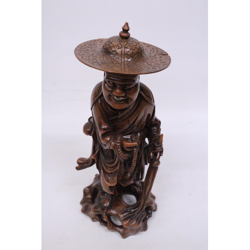 321 - A VINTAGE ORIENTAL ROOTWOOD CARVING OF A HOLYMAN WEARING A TYPICAL COOLIE HAT WITH TEETH (DETACHABLE... 