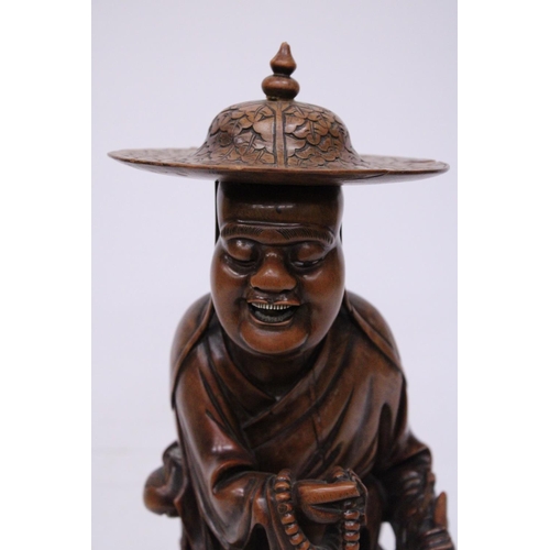 321 - A VINTAGE ORIENTAL ROOTWOOD CARVING OF A HOLYMAN WEARING A TYPICAL COOLIE HAT WITH TEETH (DETACHABLE... 