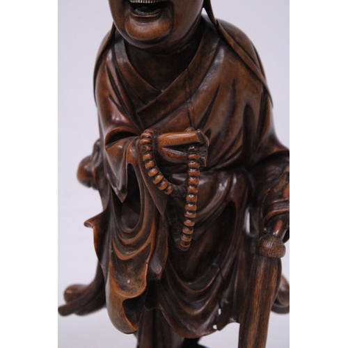 321 - A VINTAGE ORIENTAL ROOTWOOD CARVING OF A HOLYMAN WEARING A TYPICAL COOLIE HAT WITH TEETH (DETACHABLE... 