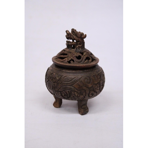 327 - A METAL (POSSIBLY BRONZE) TRIPOD INCENSE HOLDER WITH FOO DOG FINIAL