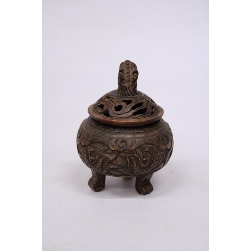 327 - A METAL (POSSIBLY BRONZE) TRIPOD INCENSE HOLDER WITH FOO DOG FINIAL