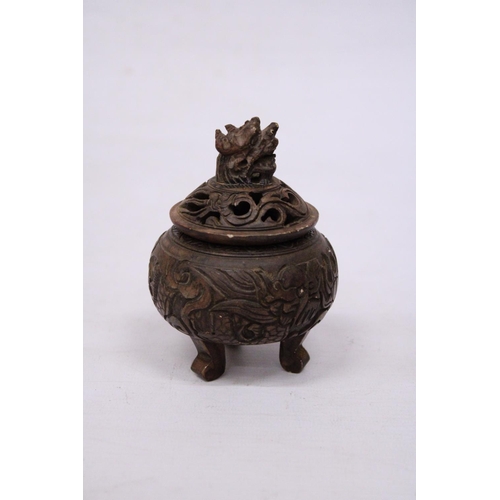 327 - A METAL (POSSIBLY BRONZE) TRIPOD INCENSE HOLDER WITH FOO DOG FINIAL