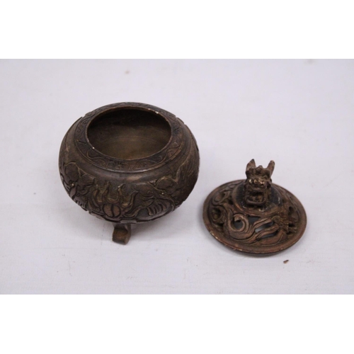 327 - A METAL (POSSIBLY BRONZE) TRIPOD INCENSE HOLDER WITH FOO DOG FINIAL